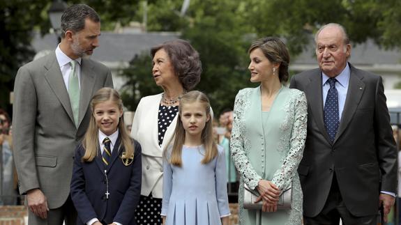 La Familia Real, recibida con aplausos y vítores en la Comunión de la infanta Sofía