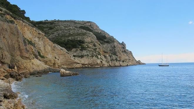 Cerrada la cala del Pope en Xàbia por riesgo de derrumbe