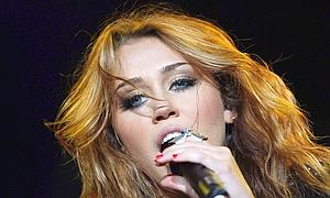Miley Cyrus niega que esté saliendo con Josh Bowman