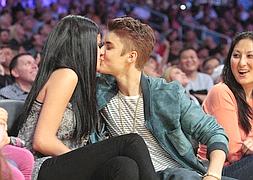 Justin Bieber Y Selena Gomez Romantico Beso En El Partido De Los Lakers La Verdad