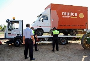 temor Racionalización Acostumbrarse a Encuentran en Fuente Álamo los camiones con los que robaron 8 toneladas de  muebles en Yecla | La Verdad