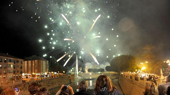 El Ayuntamiento invertirá 81.000 euros en los fuegos artificiales y tracas de las Hogueras