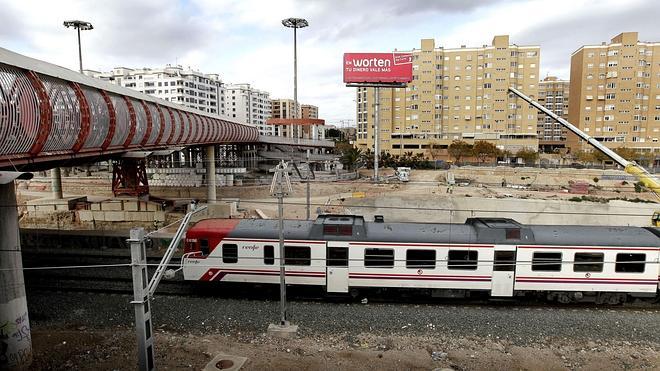 La Generalitat paga para que sigan las obras en el soterramiento