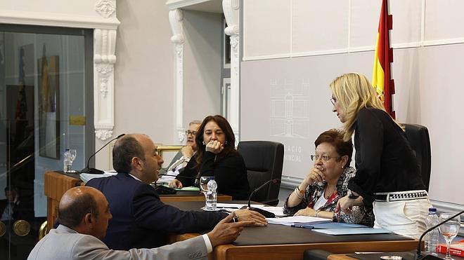 El PSPV abandona el pleno tras posponer una moción sobre las basuras de la Vega Baja