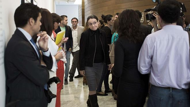 Cotino suspende el pleno de Les Corts al negarse Oltra a salir tras ser expulsada