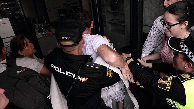 La protesta estudiantil acaba con incidentes al final del recorrido delante del CEU