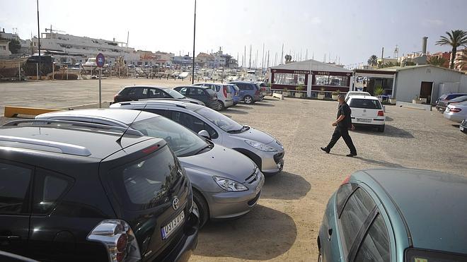 Los empresarios de Cabo de Palos piden crear un parking en la explanada del puerto