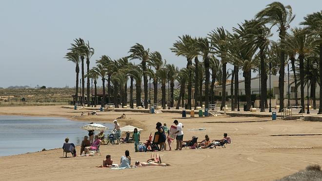 Las playas de la Región lucirán siete banderas azules más este verano