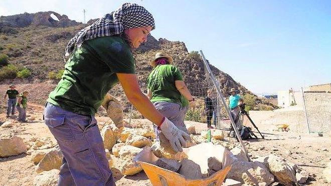 Un taller de empleo lava la cara a 124 fachadas del Rabaloche y crea un jardín junto al barranco