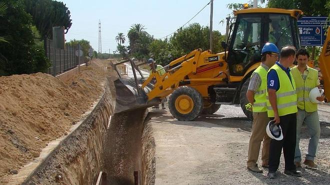 Aigües d'Elx logra rebajar un 25% el coste de seis obras para mejorar la red