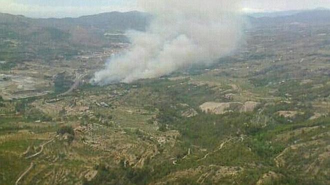 Ocho medios aéreos trabajan en la extinción de un incendio forestal en Cocentaina