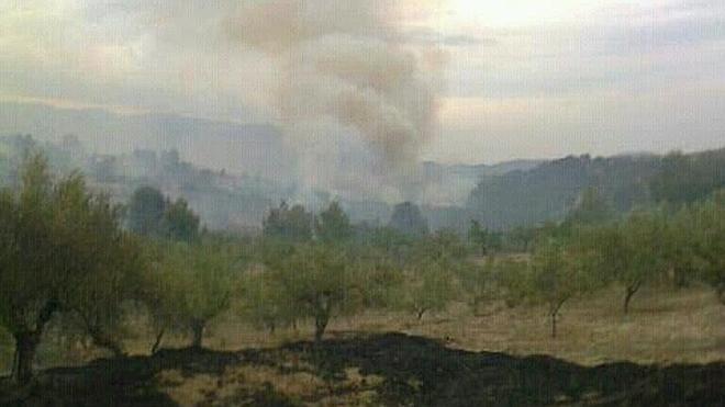 Sigue activo, pero sin llama, el incendio de Cocentaina