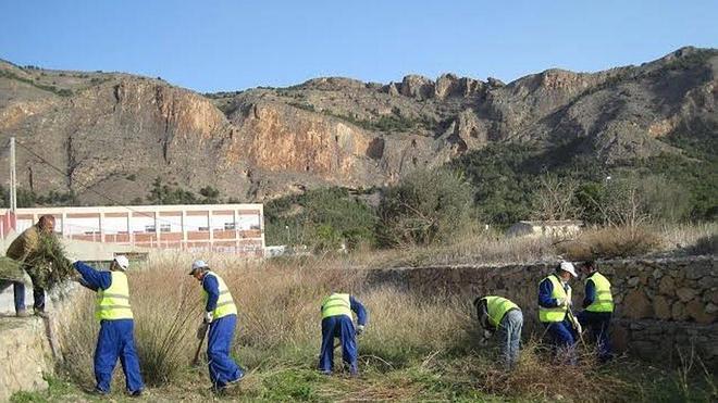 Los peones de Fomento retiran 300 toneladas de basura de los barrancos