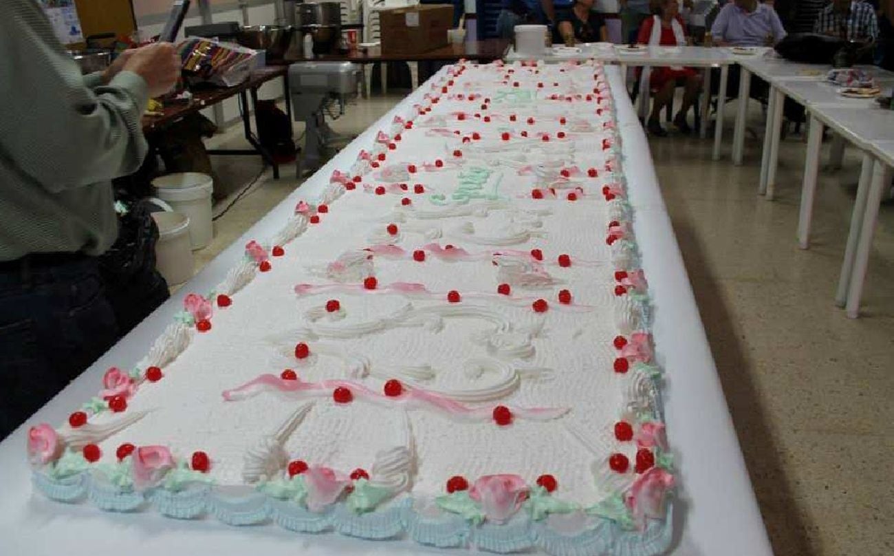 Una tarta de 200 kilos para despedir la Semana Cultural de Las Seiscientas