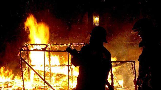 Exigen 350 euros para los bomberos y policías y 250 para el resto en la Cremá