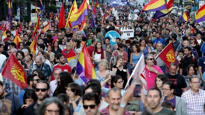 Miles de personas se movilizan contra la Monarquía en la provincia