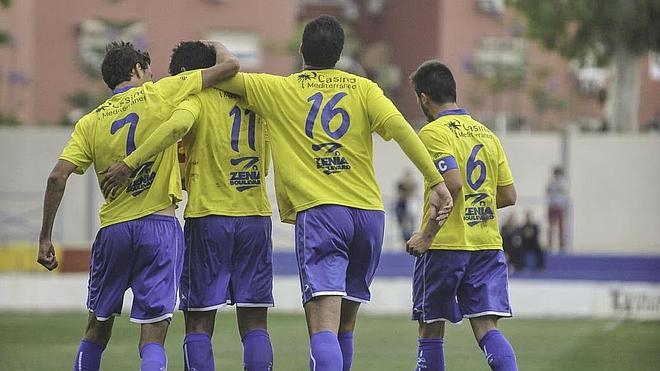 El técnico del Orihuela trabaja para evitar que el equipo salte al campo relajado en Estella