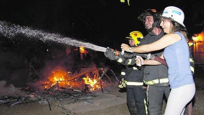 Castedo media en el conflicto de los bomberos para evitar el plante en la Cremá