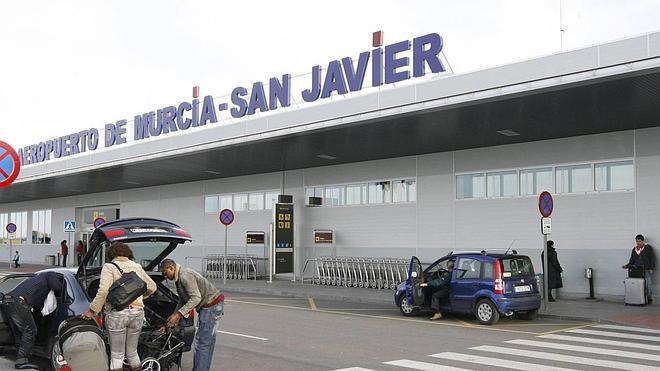 El aeropuerto de San Javier frenó su caída en mayo