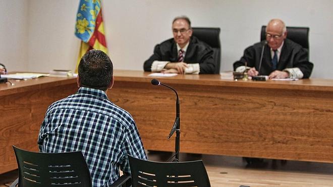 El acusado de quemar el coche con su expareja dentro «solo quería asustarla»