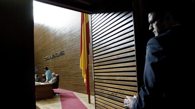 El primer pleno secreto de Les Corts dura 15 minutos