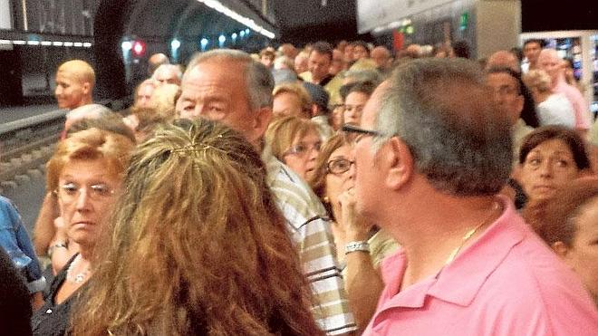 Los primeros desfiles de Hogueras colapsan la línea 2 del Tram