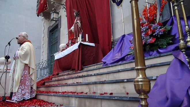 Caridad cristiana al pie de los altares