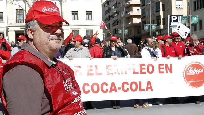 La plantilla de Coca-Cola confía en que se reabra la fábrica, pese al recurso