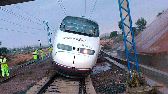 El hundimiento de un tramo de vía obliga interrumpir el AVE entre Albacete y Alicante