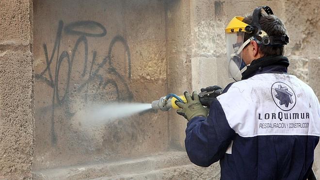 Campaña de limpieza de grafitis en las fachadas de edificios municipales