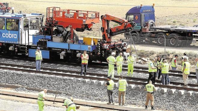 La «violencia extrema» de la lluvia derribó 60 metros de la valla protectora del AVE