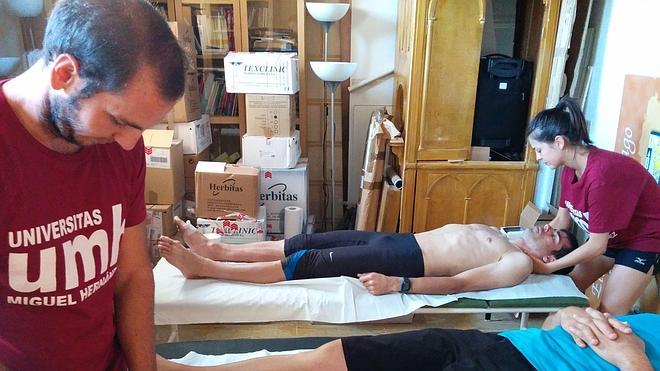 Estudiantes de Podología, Terapia Ocupacional y Fisioterapia de la UMH asisten a los peregrinos del Camino de Santiago