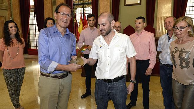 Cámara recibe la 'Pluma de Plata' concedida por el Colectivo No te Prives al Ayuntamiento