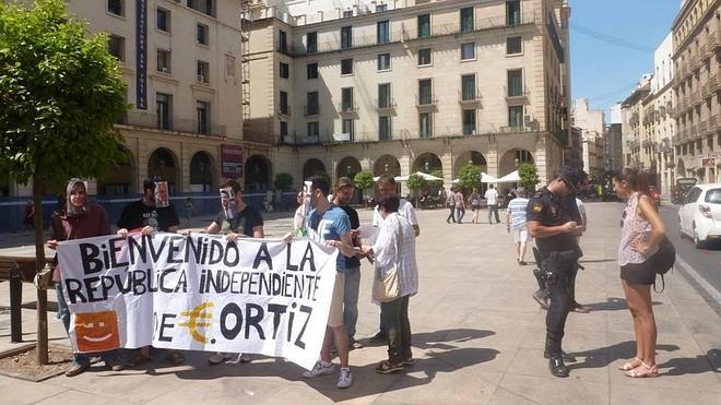 La Policía identifica a Mireia Mollà por dar una rueda de prensa en la calle