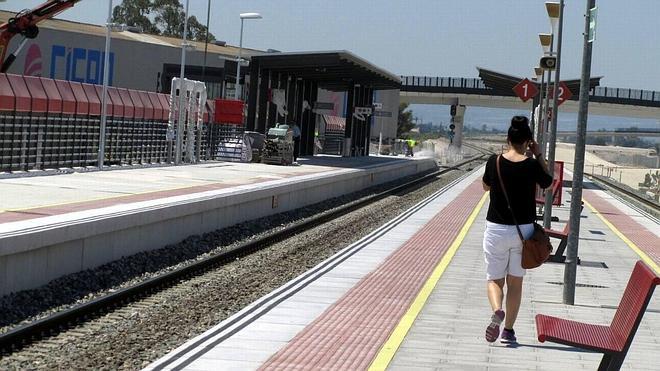 Adif integra la estación del tren en el pueblo con una zona de esparcimiento