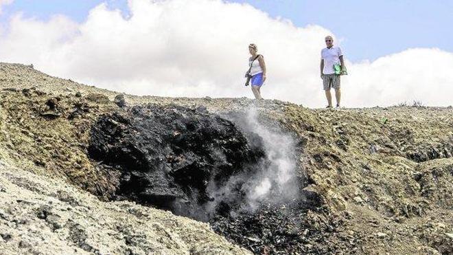 Vecinos de Orihuela Costa denuncian la combustión de un vertedero cerrado