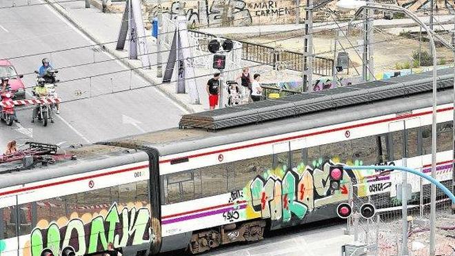 Los vecinos reclaman agilizar el soterramiento de las Cercanías para eliminar el paso a nivel