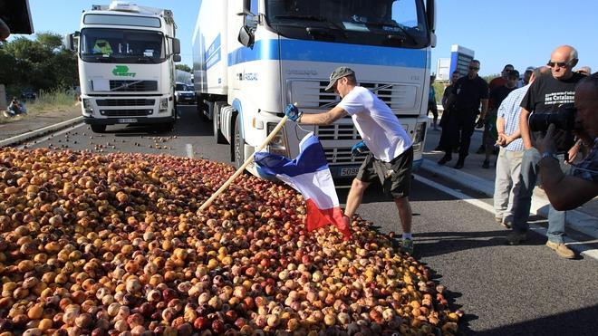 Los agricultores franceses declaran la guerra a la fruta española en la frontera