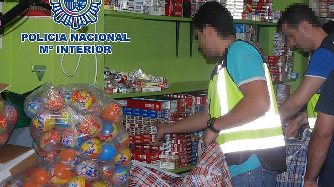 'Walkies' e inhibidores para robar 7.310 cajetillas de tabaco