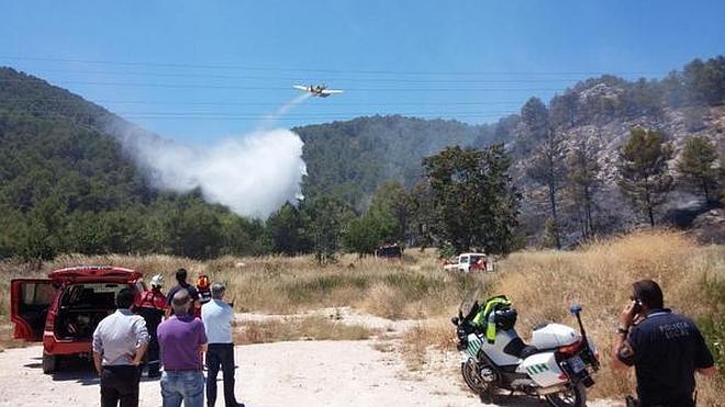 Controlado y sin llamas el incendio forestal de Alcoy