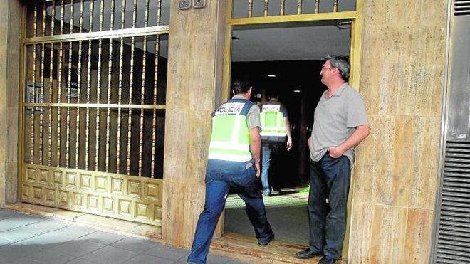 Investigan el asalto a las oficinas de Enrique Ortiz en el centro de Alicante