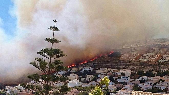 El incendio de Benitatxell evoluciona favorablemente