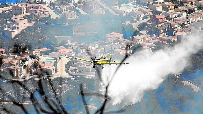 Un nuevo incendio obliga a desalojar a más de 600 vecinos en Benitatxell