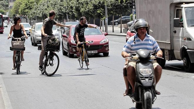 Los ciclistas proponen limitar a 30 km/h el carril derecho de las principales avenidas