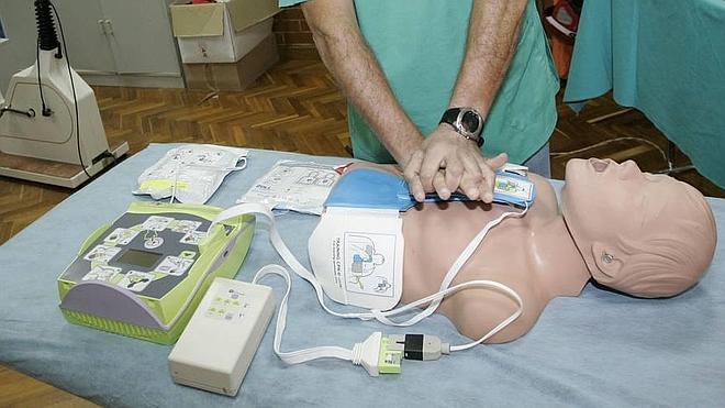 El Cecova pide que se actualice la regulación del uso de desfibriladores