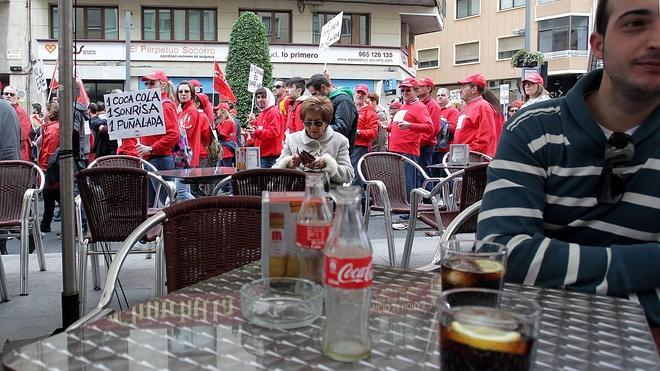 Los trabajadores de Coca-cola ven «insuficiente» la propuesta para recuperar el empleo