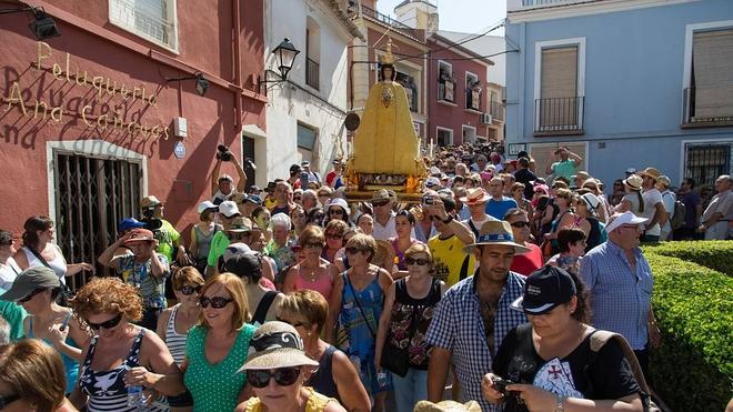 Miles de aspenses acompañan a la Patrona en la tradicional Traída de la Virgen de las Nieves