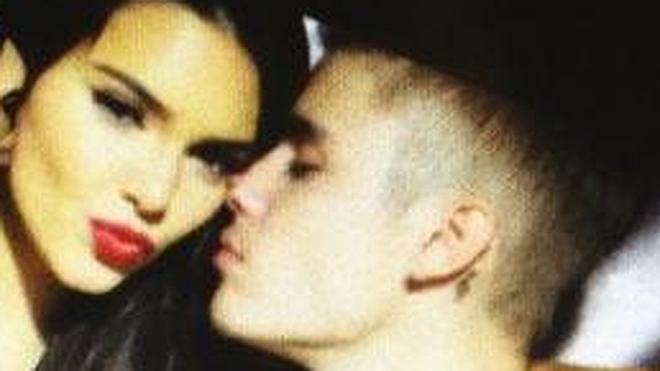 Justin Bieber y Kendall Jenner cogidos de la mano