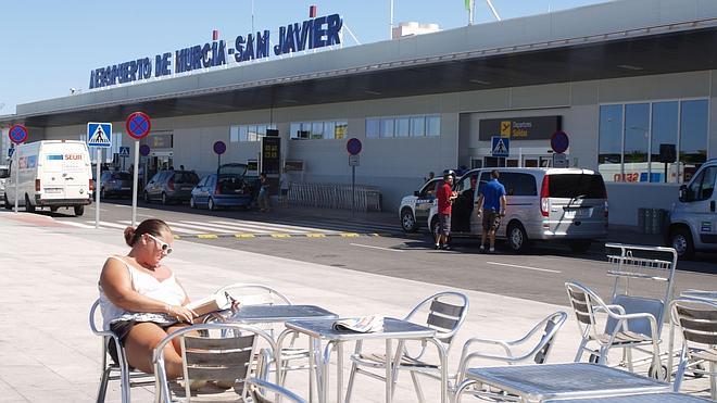 San Javier sigue cayendo mientras Alicante bate su récord de pasajeros