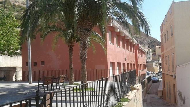 Denuncian el estado de abandono del antiguo colegio San Roque